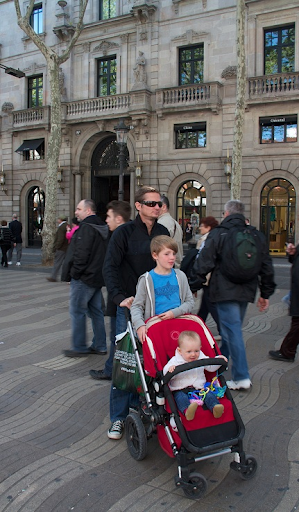 Pėsčiųjų takas, pritaikytas visiems, tuo pačiu ir šeimoms su kūdikio vežimėliais, Barselonoje (Ispanija)